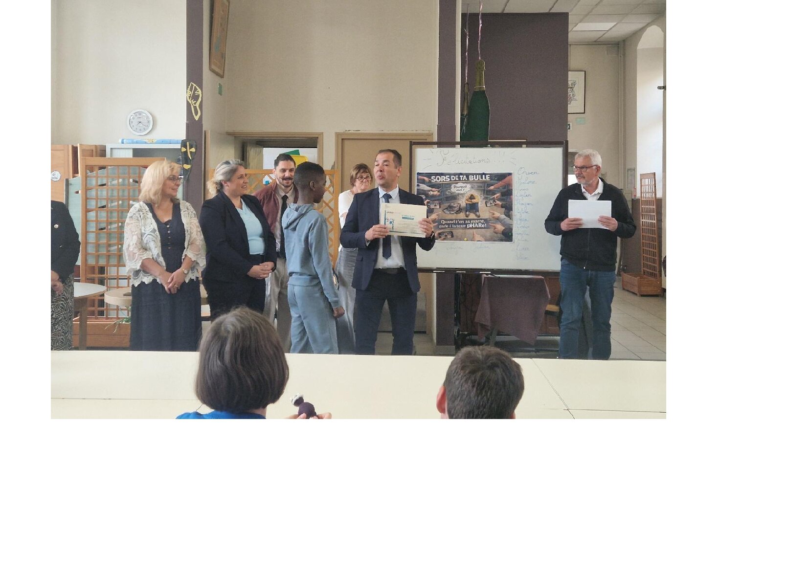 Remise officielle du prix par M. Listello, Directeur Acad&eacute;mique adjoint